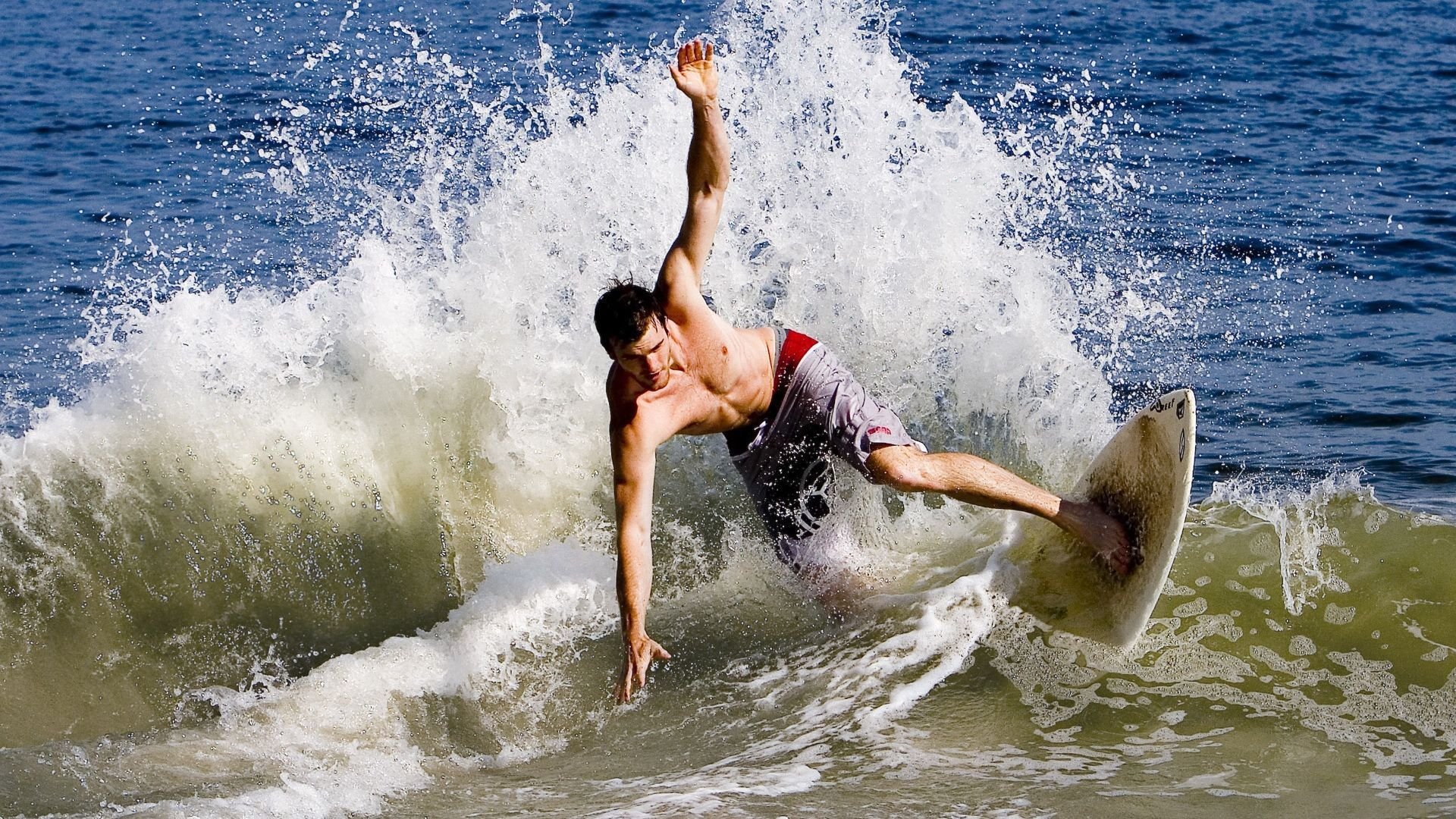 布雷默存在感拉满,比利时粉碎那不勒斯,足球战术的降维打击与地缘隐喻