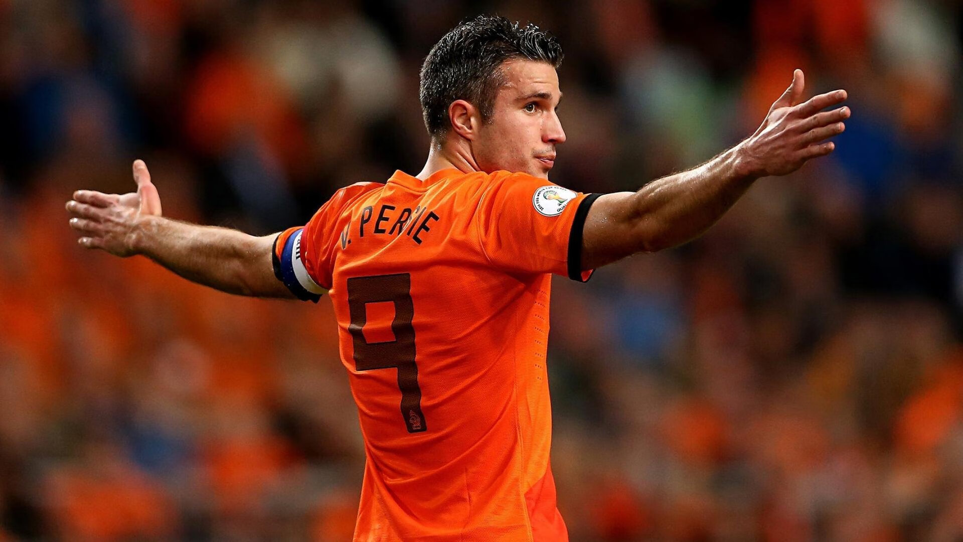 银河战舰狂轰马里,莱万关键先生本色尽显